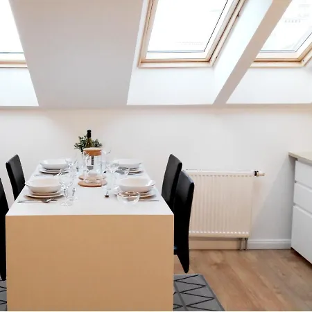 Attic Close To Subway And Airport *