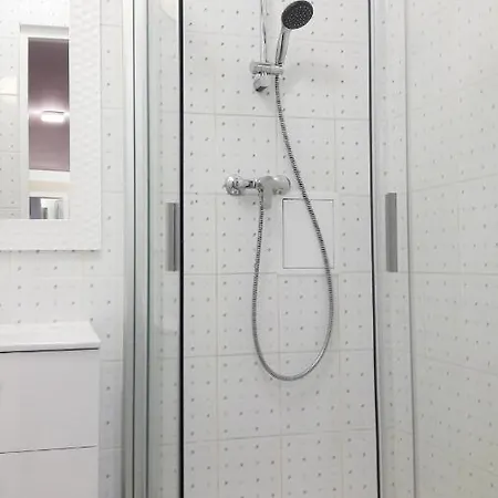 Attic Close To Subway And Airport Апартаменты *