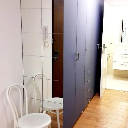 Attic Close To Subway And Airport Апартаменты *