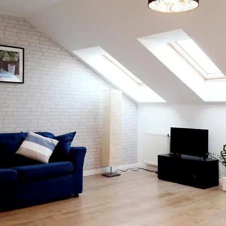 Attic Close To Subway And Airport Апартаменты *
