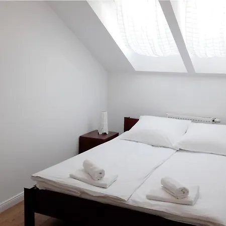Attic Close To Subway And Airport Апартаменты *